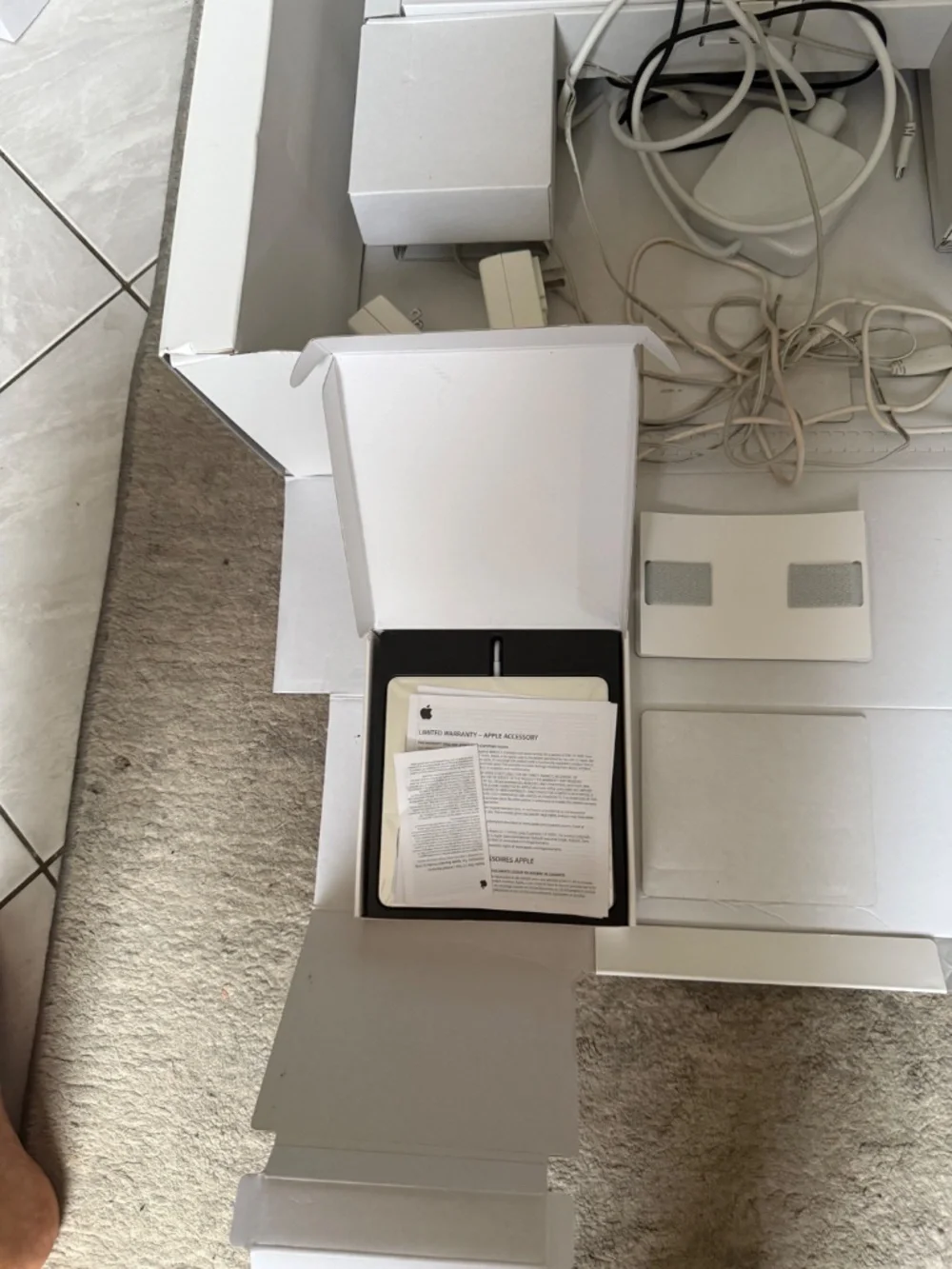 LOCKED, iMac with Apple M4 chip 512GB, keyboard touch ID, mouse